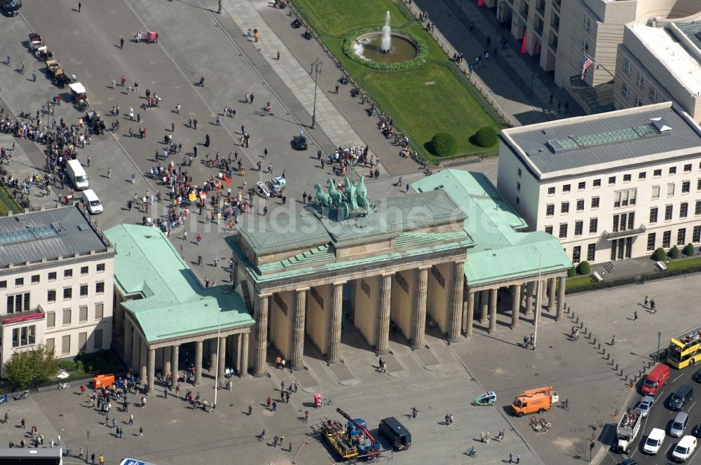 Luftbild Berlin - Brandenburger Tor am Pariser Platz in Berlin Mitte