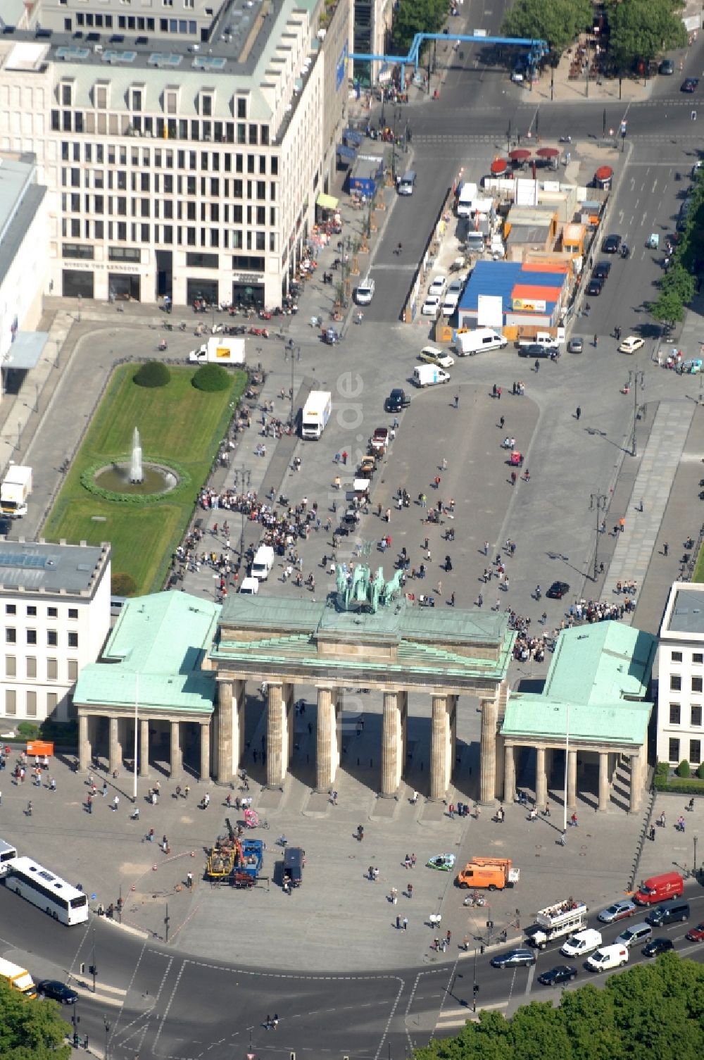 Luftaufnahme Berlin - Brandenburger Tor am Pariser Platz in Berlin Mitte