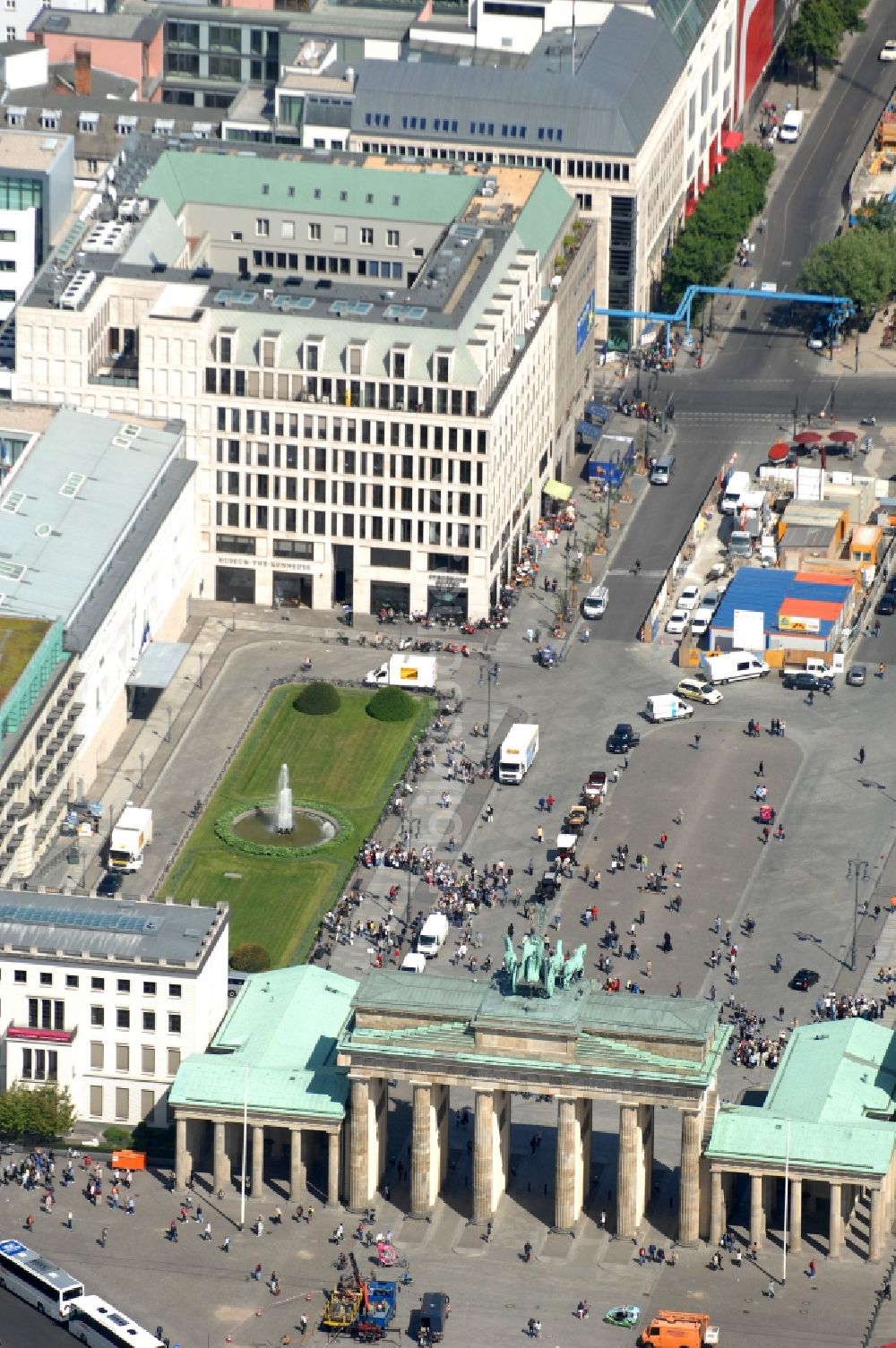 Berlin von oben - Brandenburger Tor am Pariser Platz in Berlin Mitte