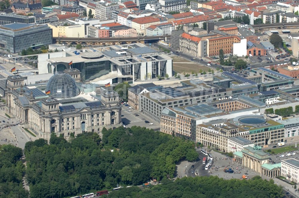 Luftbild Berlin - Brandenburger Tor am Pariser Platz in Berlin Mitte