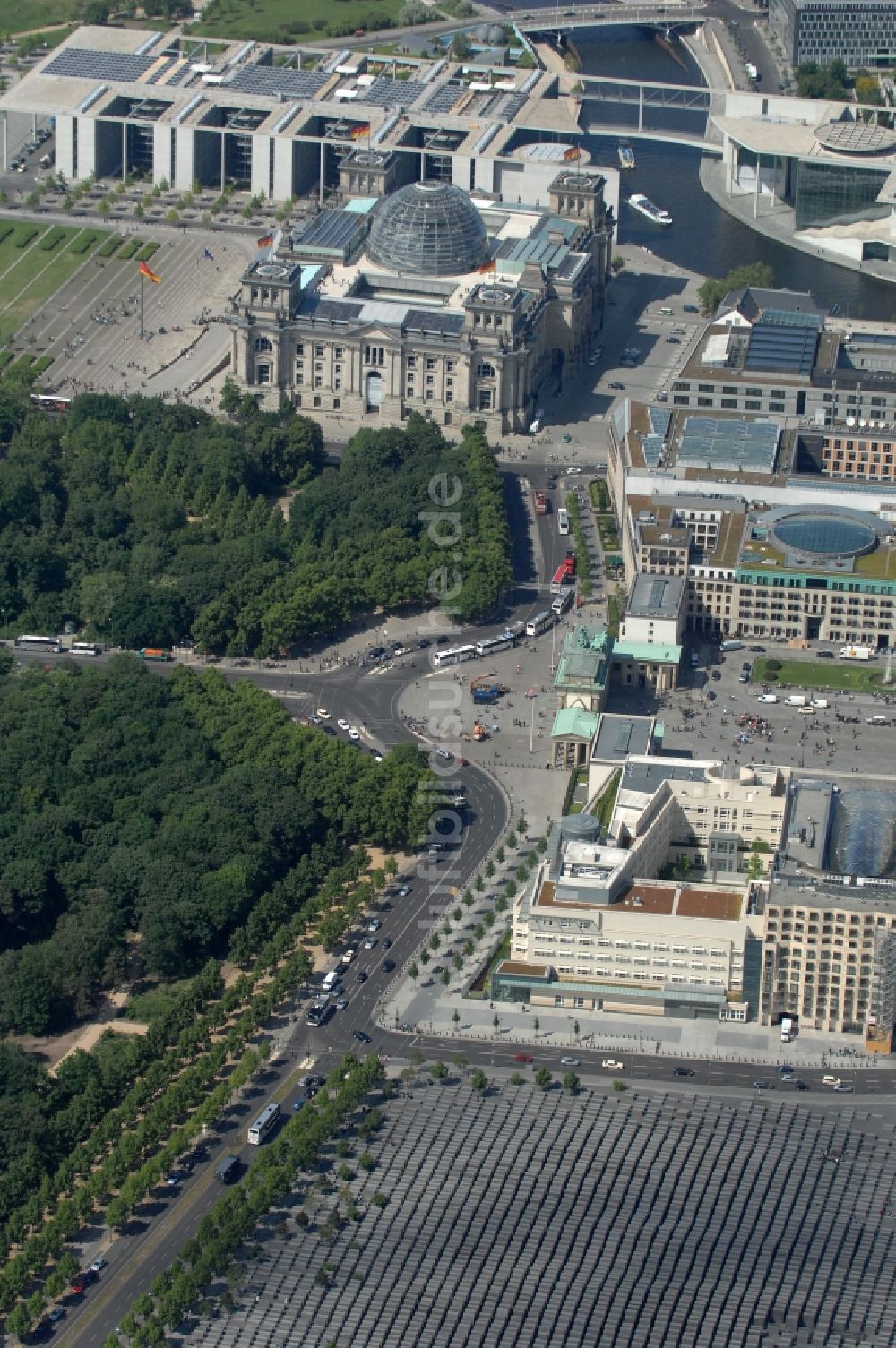 Berlin von oben - Brandenburger Tor am Pariser Platz in Berlin Mitte