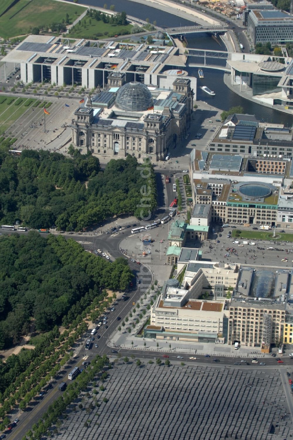 Berlin aus der Vogelperspektive: Brandenburger Tor am Pariser Platz in Berlin Mitte