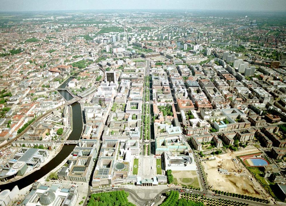 Berlin aus der Vogelperspektive: Brandenburger Tor mit dem Pariser Platz und der Straße Unter den Linden im Stadtzentrum von Berlin - Mitte