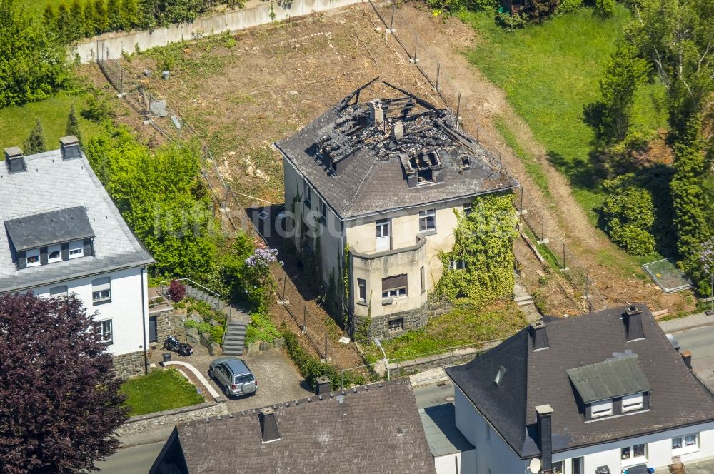 Luftaufnahme Meschede - Brandruine eines Einfamilienhauses an der Nördeltstraße in Meschede im Bundesland Nordrhein-Westfalen
