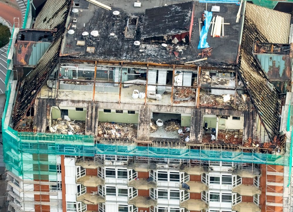 Bochum von oben - Brandschaden und Sicherungsarbeiten am Gebäude Berufsgenossenschaftliches Universitätsklinikum Bergmannsheil am Bürkle de la Camp-Platz in Bochum im Bundesland Nordrhein-Westfalen