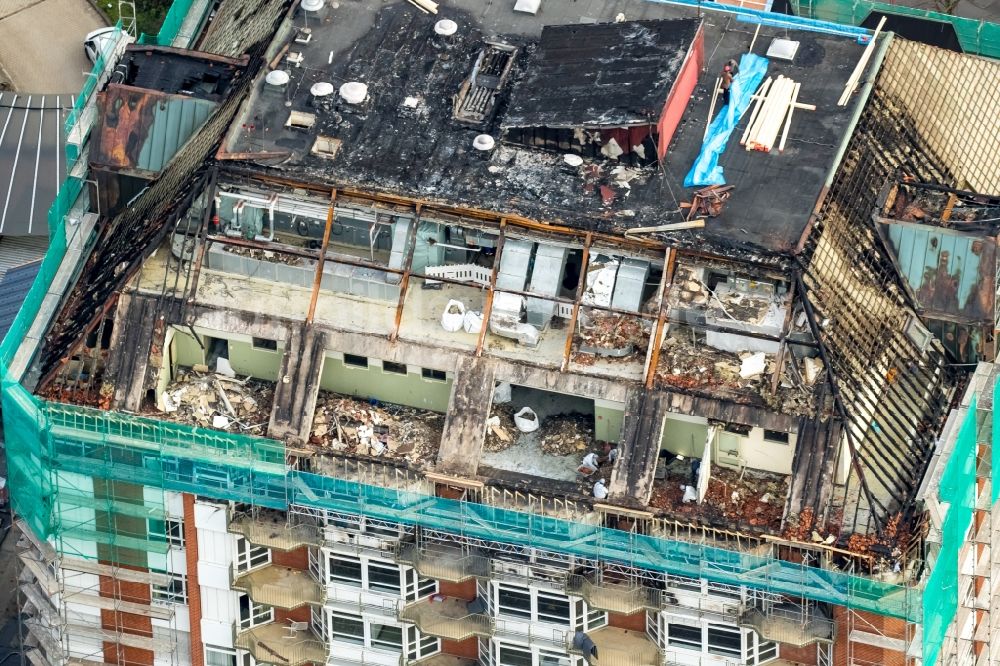 Bochum aus der Vogelperspektive: Brandschaden und Sicherungsarbeiten am Gebäude Berufsgenossenschaftliches Universitätsklinikum Bergmannsheil am Bürkle de la Camp-Platz in Bochum im Bundesland Nordrhein-Westfalen