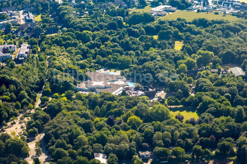 Duisburg von oben - Brandschaden an der Therme und Schwimmbecken am Freibad der Freizeiteinrichtung Niederrhein-Therme im Revierpark Mattlerbusch in Duisburg im Bundesland Nordrhein-Westfalen - NRW, Deutschland