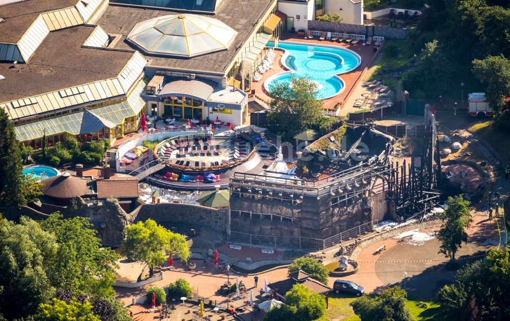 Luftbild Duisburg - Brandschaden an der Therme und Schwimmbecken am Freibad der Freizeiteinrichtung Niederrhein-Therme im Revierpark Mattlerbusch in Duisburg im Bundesland Nordrhein-Westfalen - NRW, Deutschland