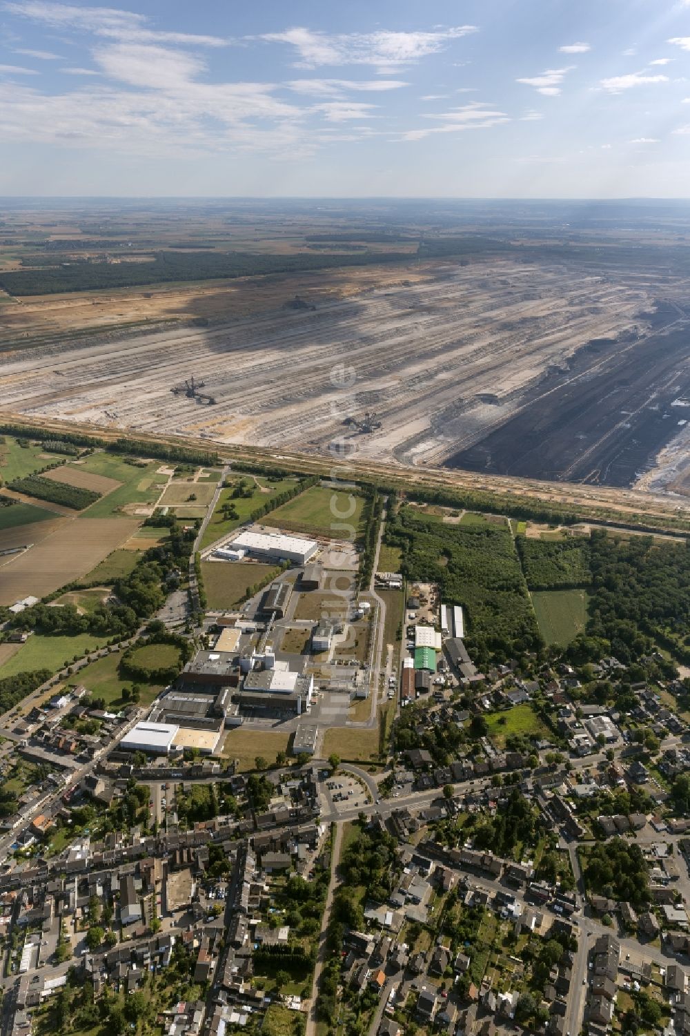 Elsdorf aus der Vogelperspektive: Braunkohle- Tagebau Hambach bei Elsdorf in Nordrhein-Westfalen