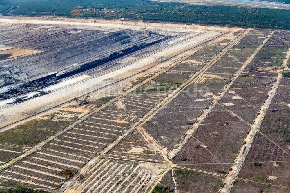 Luftaufnahme Heinersbrück - Braunkohle - Tagebau der Lausitz Energie Kraftwerke AG (LEAG) in Jänschwalde ost im Bundesland Brandenburg