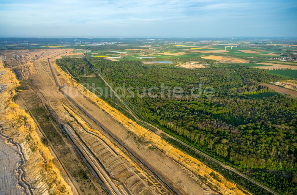 Elsdorf von oben - Braunkohle Tagebau Niederzier in Hambach in Nordrhein-Westfalen