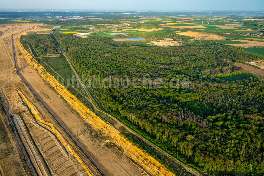 Elsdorf aus der Vogelperspektive: Braunkohle Tagebau Niederzier in Hambach in Nordrhein-Westfalen