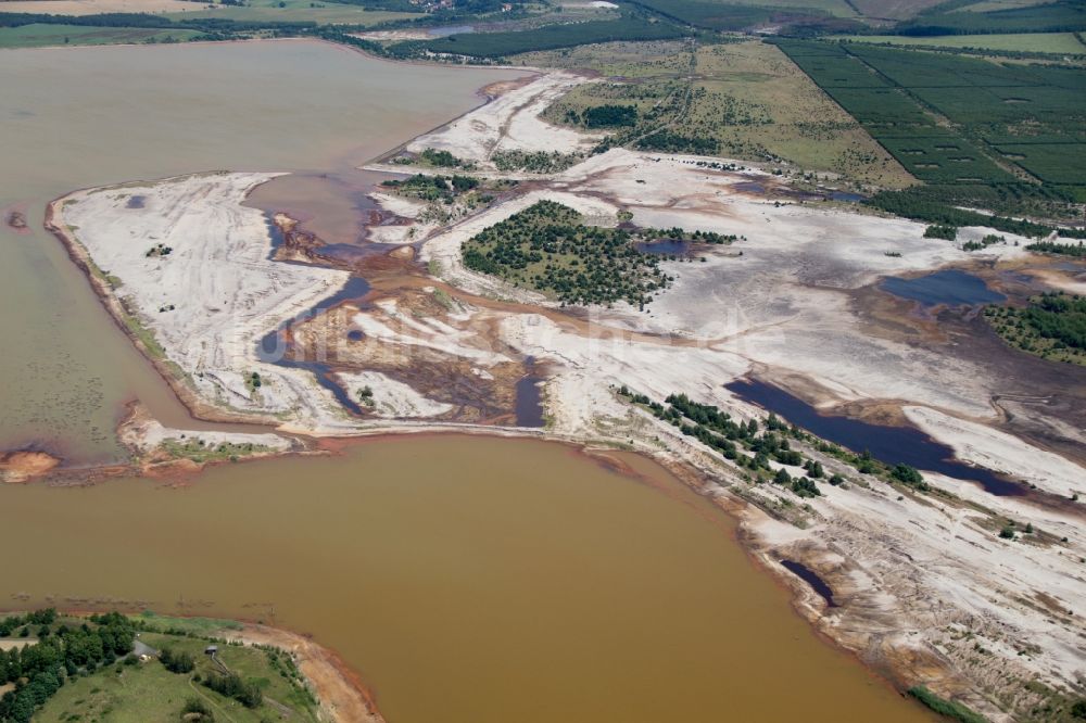 Senftenberg aus der Vogelperspektive: Braunkohle - Tagebau Restsee bei Senftenberg im Bundesland Brandenburg