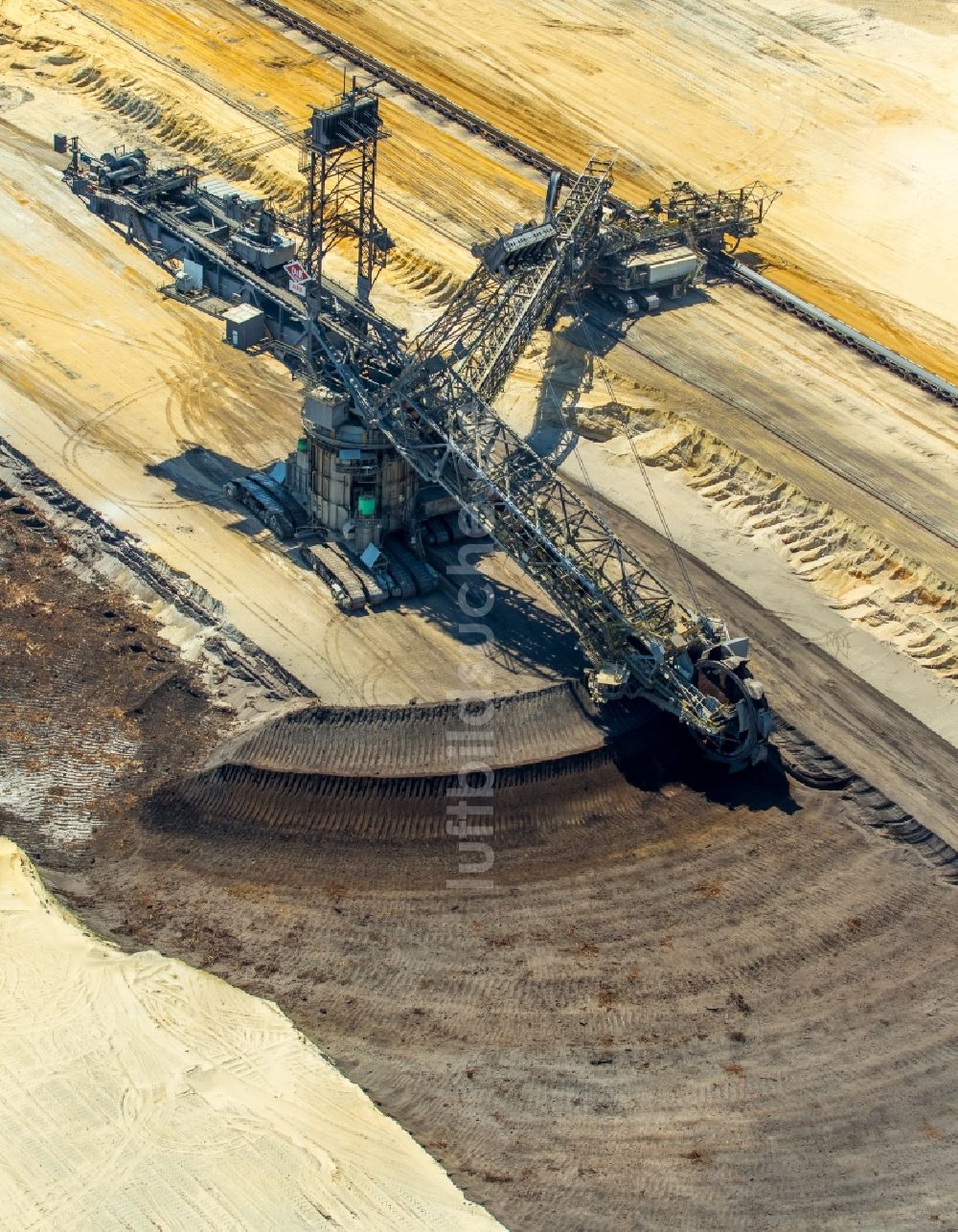 Luftaufnahme Jüchen - Braunkohle - Tagebau der RWE Power im nördlichen Rheinischen Braunkohlerevier in Jüchen im Bundesland Nordrhein-Westfalen