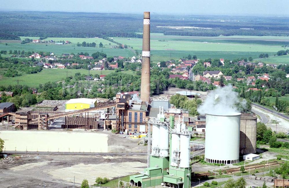  aus der Vogelperspektive: Braunkohleheiz- und Stromkraftwerk Großräschen / Brandenburg. Datum: 21.05.2003