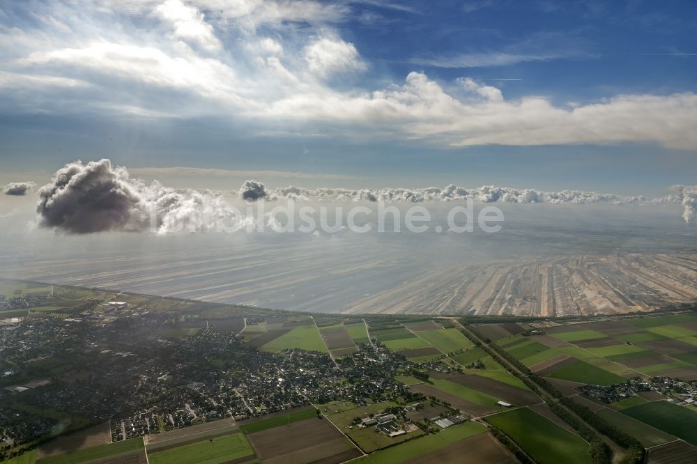 Hambach von oben - Braunkohletagebau Hambach der RWE Power AG im Bundesland Nordrhein-Westfalen