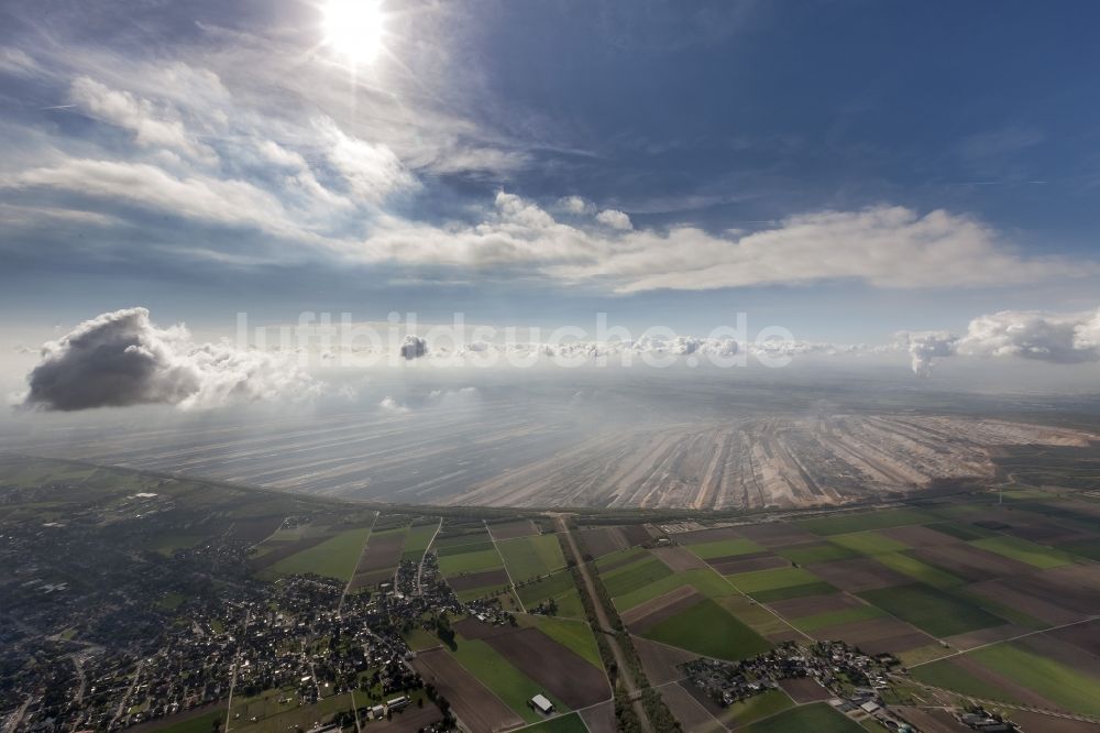 Hambach aus der Vogelperspektive: Braunkohletagebau Hambach der RWE Power AG im Bundesland Nordrhein-Westfalen