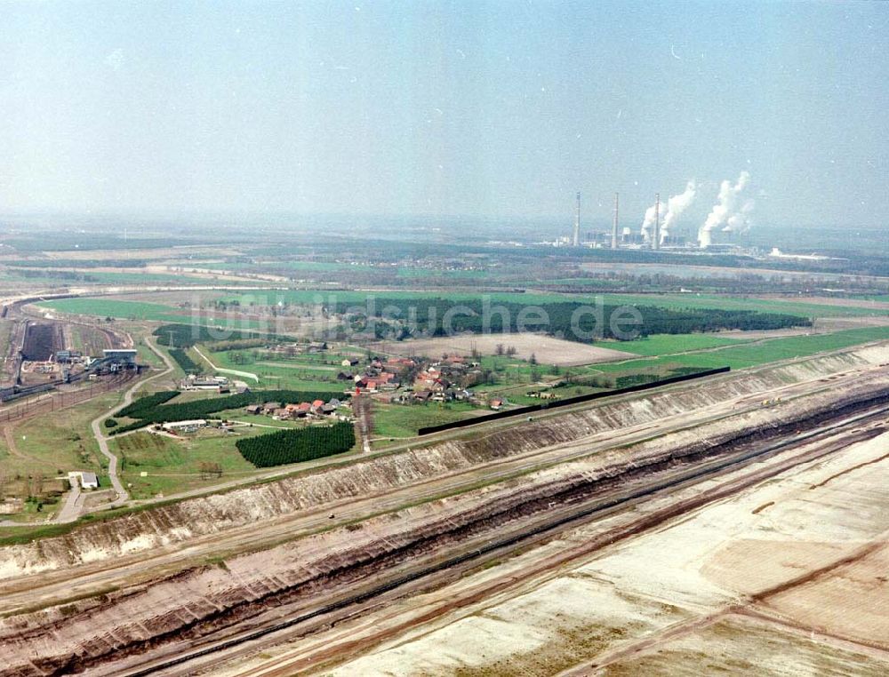 Peitz von oben - Braunkohletagebau südlich des Braunkohlekraftwerk bei Peitz / Brandenburg.