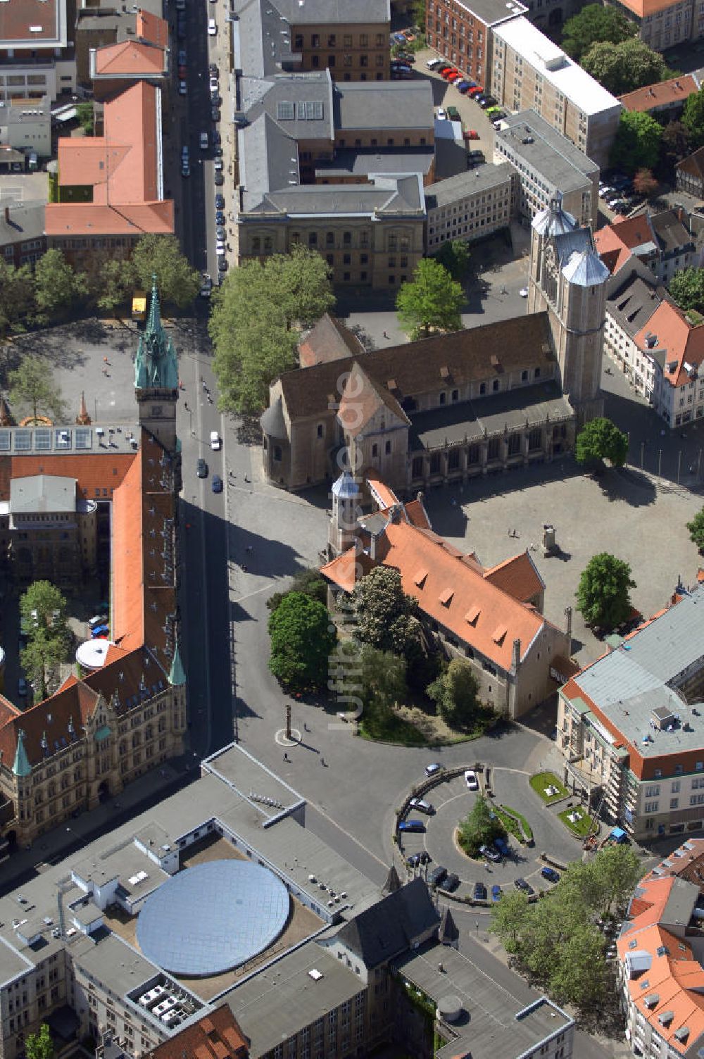 Braunschweig von oben - Braunschweiger Dom und Burg Dankwarderode am Burg- und Domplatz in Braunschweig Niedersachsen