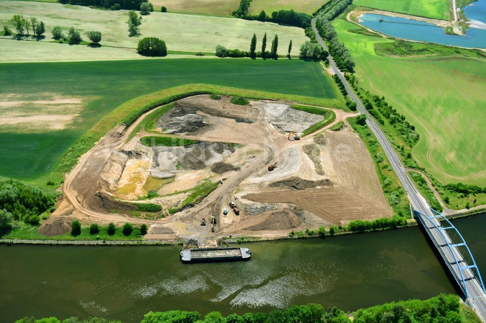 Luftbild Parchau - Brücke und Ablagerungsfläche am Ufer des Elbe-Havel-Kanal bei Parchau im Bundesland Sachsen-Anhalt