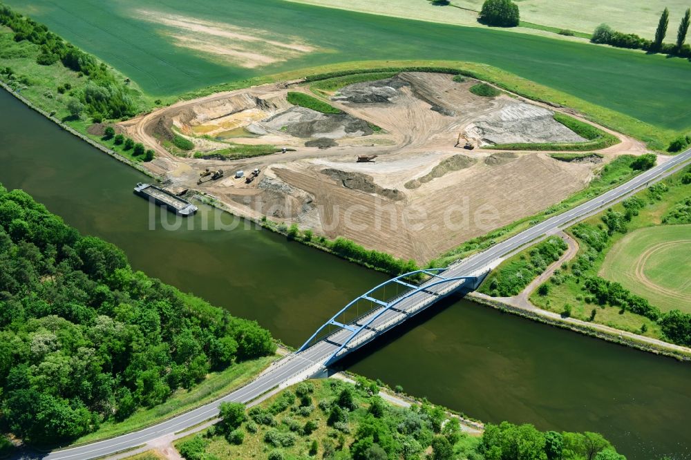 Luftaufnahme Parchau - Brücke und Ablagerungsfläche am Ufer des Elbe-Havel-Kanal bei Parchau im Bundesland Sachsen-Anhalt