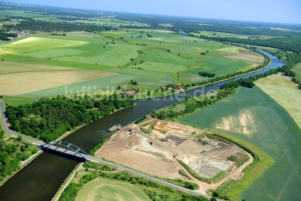 Parchau von oben - Brücke und Ablagerungsfläche am Ufer des Elbe-Havel-Kanal bei Parchau im Bundesland Sachsen-Anhalt