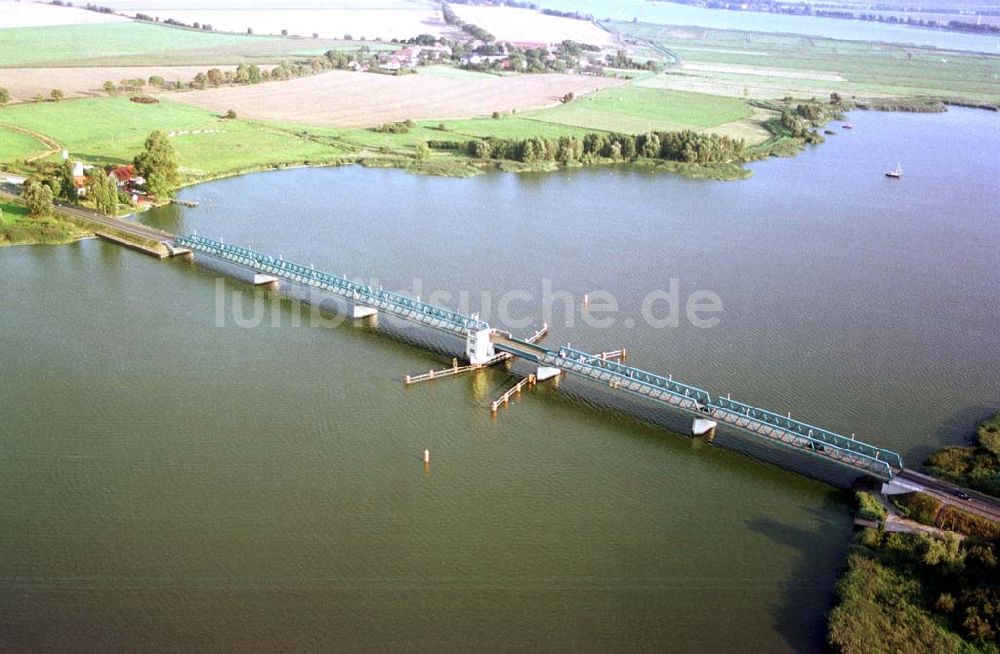 Zecherin auf Usedom in MV aus der Vogelperspektive: Brücke bei Zecherin an der südlichen Seite der Insel Usedom in Mecklenburg - Vorpommern - 31.08.2002