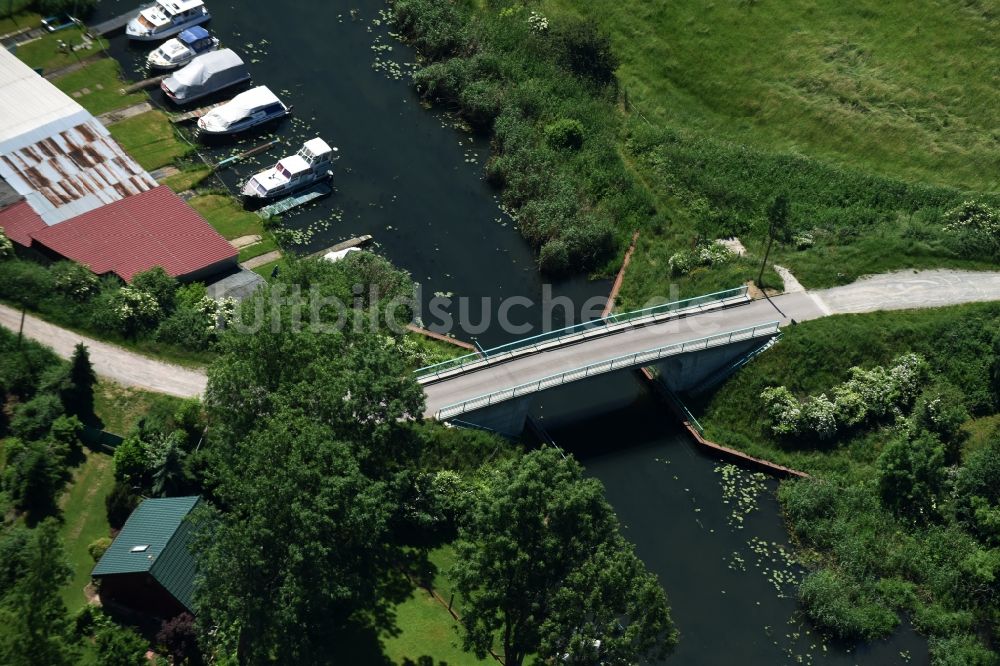 Genthin aus der Vogelperspektive: Brücke über den Altenplathower Altkanal im Stadtteil Altenplathow im Nordwesten von Genthin im Bundesland Sachsen-Anhalt