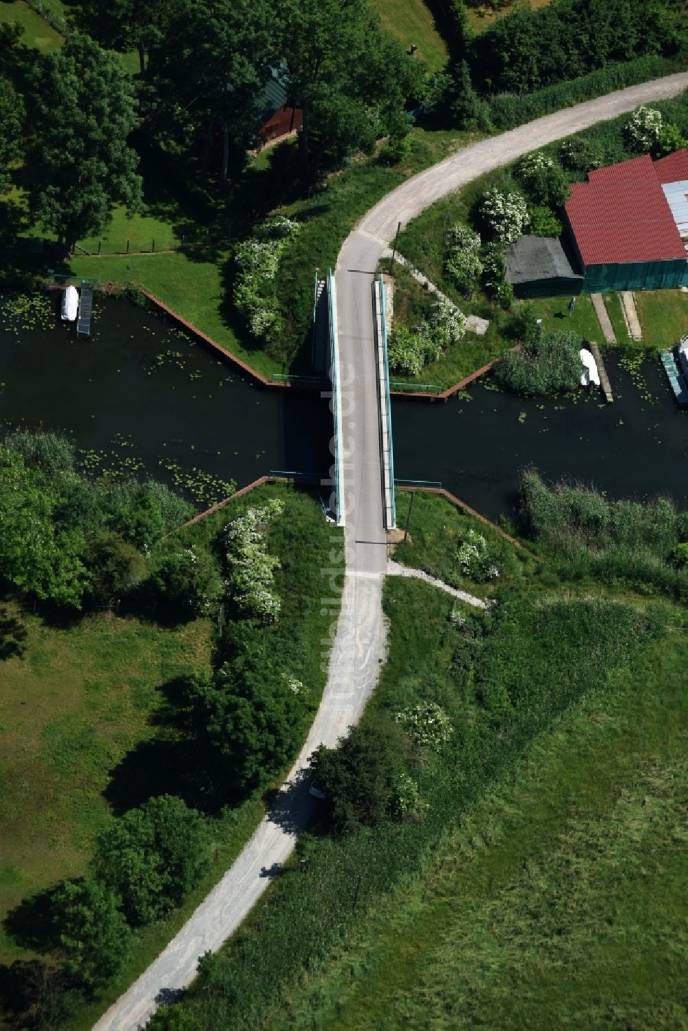 Genthin von oben - Brücke über den Altenplathower Altkanal im Stadtteil Altenplathow im Nordwesten von Genthin im Bundesland Sachsen-Anhalt