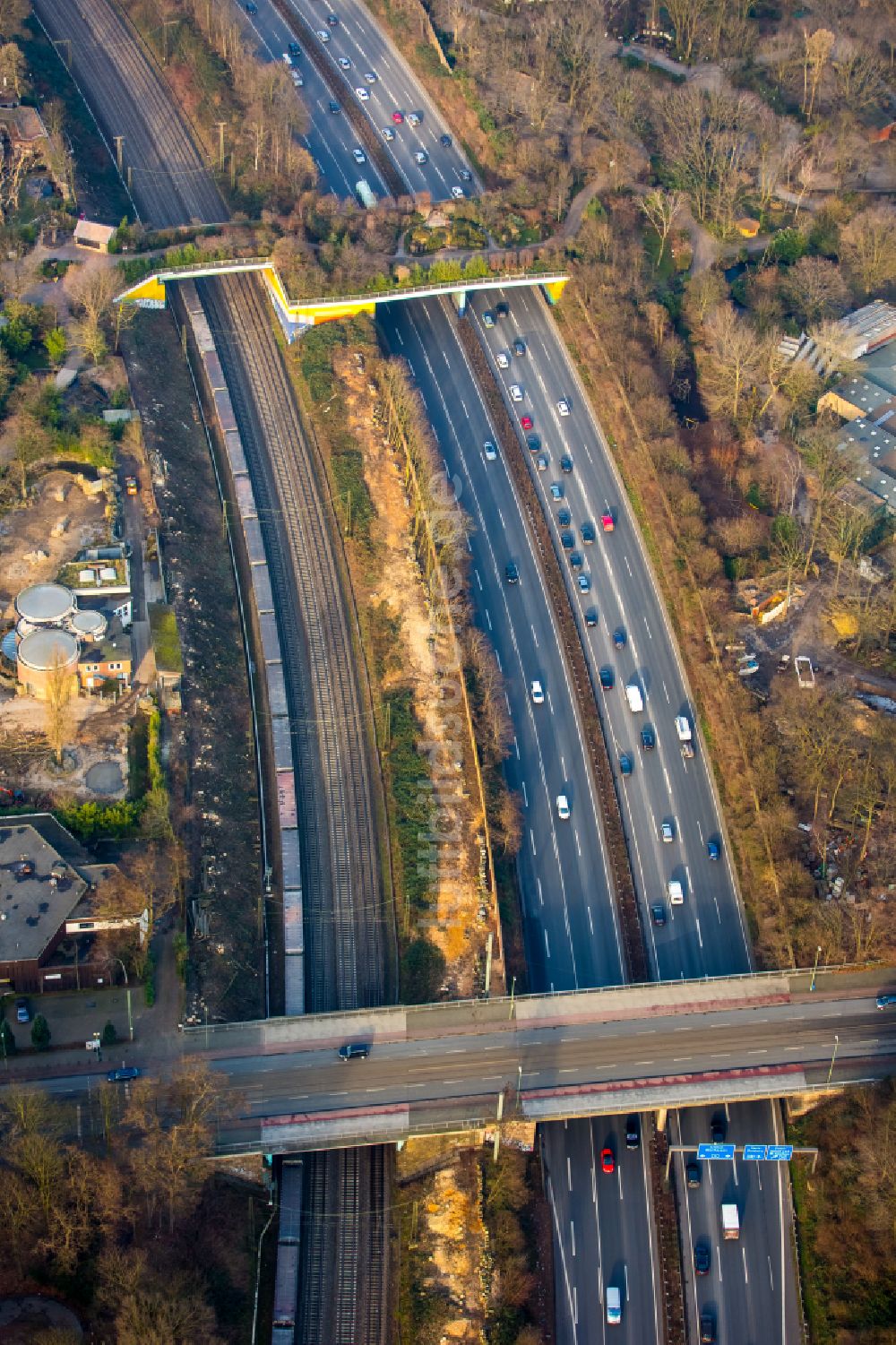 Duisburg aus der Vogelperspektive: Brücke über die BAB 3 auf dem Gelände des Zoo Duisburg in Duisburg im Bundesland Nordrhein-Westfalen, Deutschland