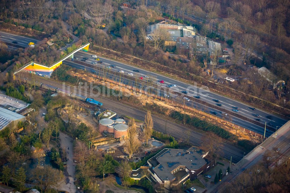 Luftbild Duisburg - Brücke über die BAB 3 auf dem Gelände des Zoo Duisburg in Duisburg im Bundesland Nordrhein-Westfalen, Deutschland