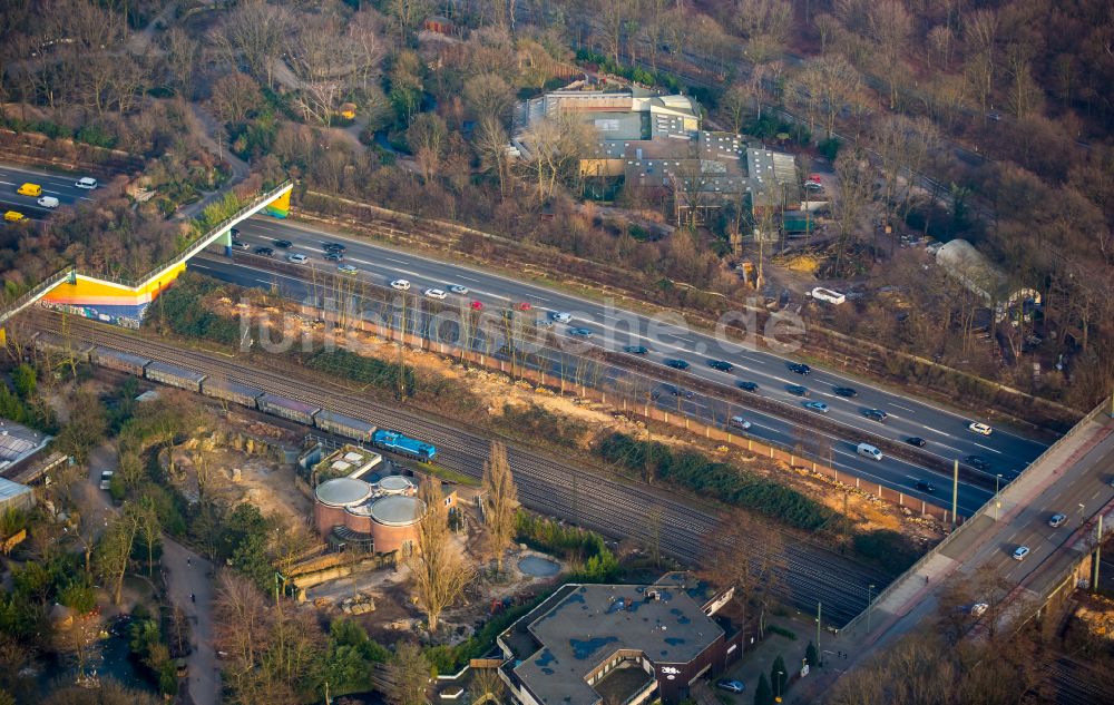 Luftaufnahme Duisburg - Brücke über die BAB 3 auf dem Gelände des Zoo Duisburg in Duisburg im Bundesland Nordrhein-Westfalen, Deutschland