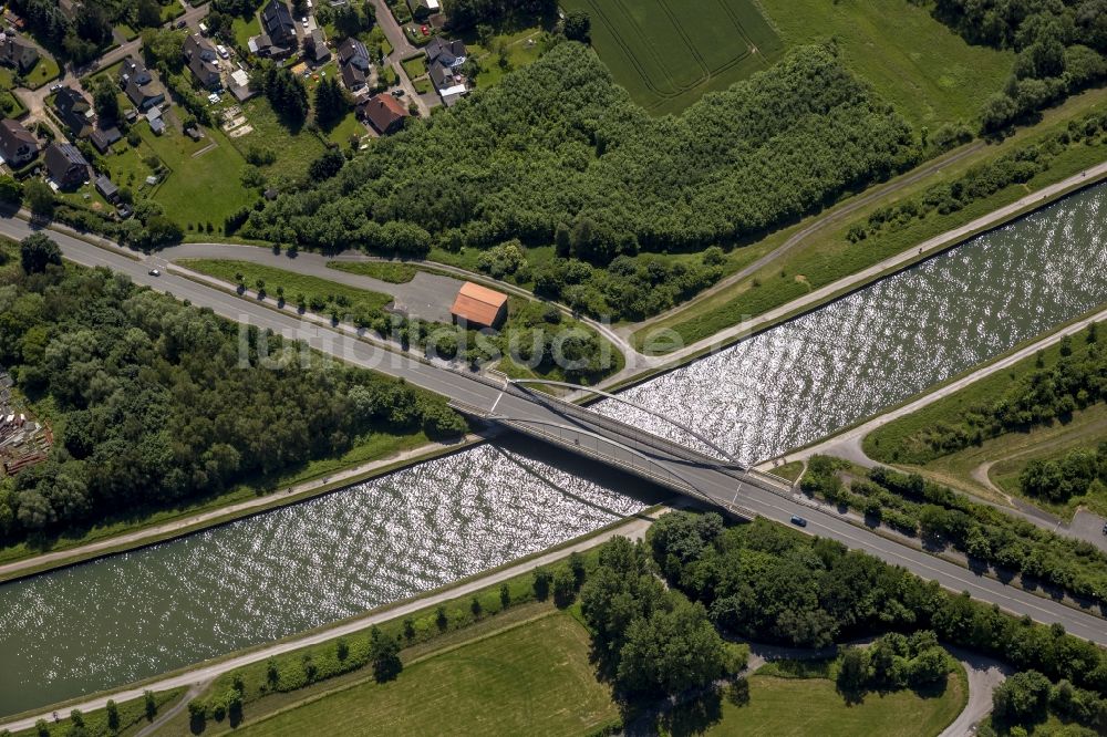 Lünen von oben - Brücke über den Datteln-Hamm-Kanal in Lünen im Ruhrgebiet im Bundesland Nordrhein-Westfalen