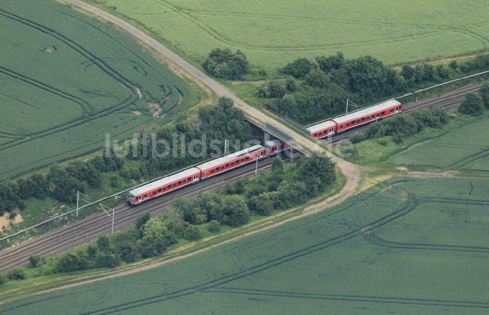 Niederzimmern aus der Vogelperspektive: Brücke über Eisenbahngleise bei Niederzimmern im Bundesland Thüringen