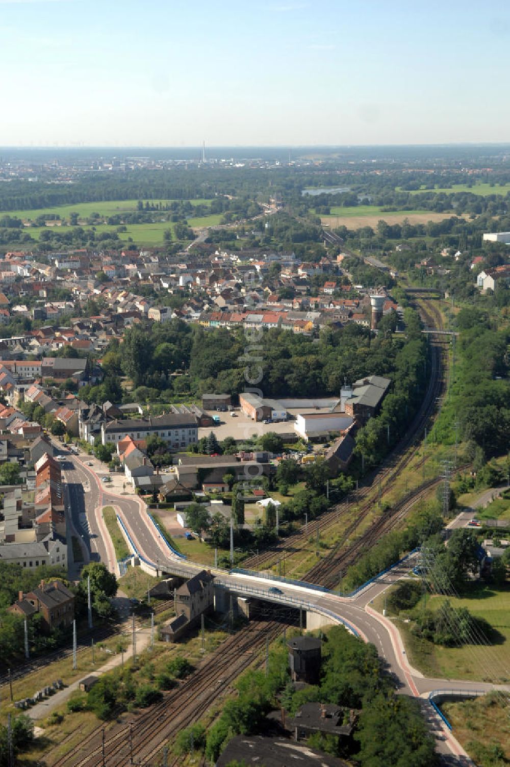 27.07.2009 von oben - Brücke über Eisenbahnstrecke zwischen Meinsdorf und Roßlau