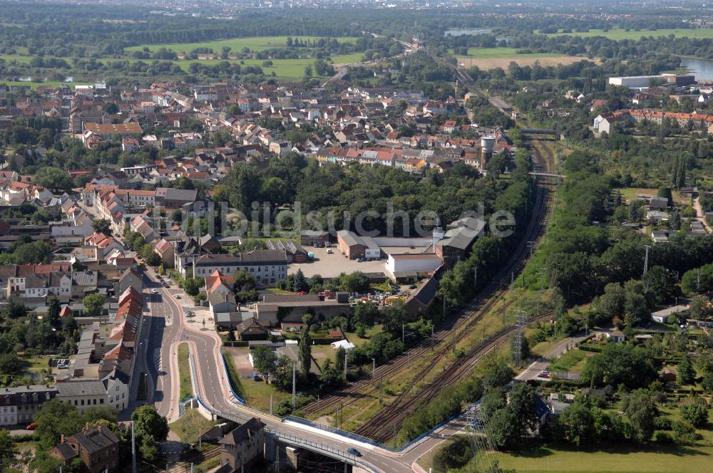 27.07.2009 aus der Vogelperspektive: Brücke über Eisenbahnstrecke zwischen Meinsdorf und Roßlau