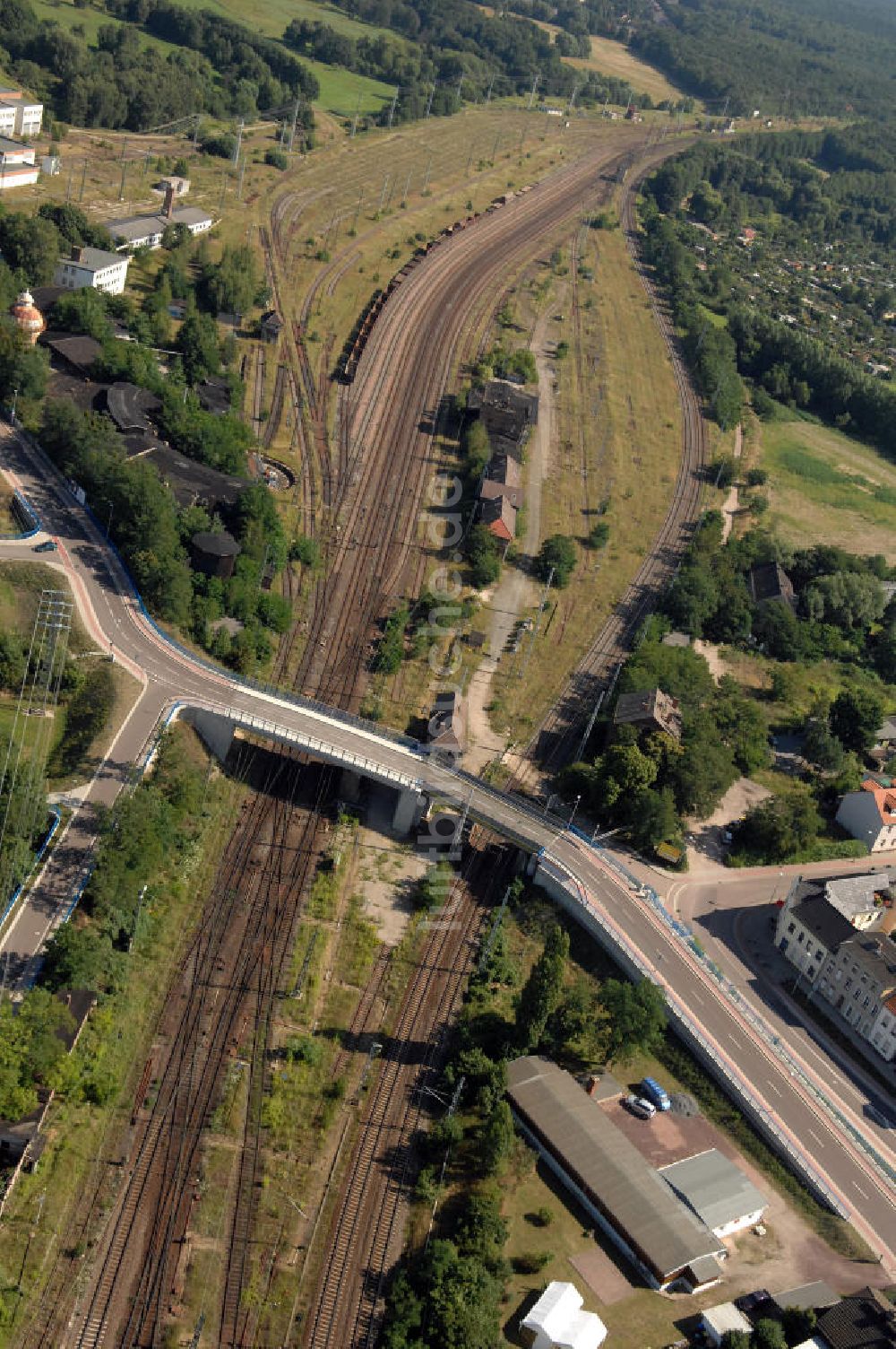 27.07.2009 von oben - Brücke über Eisenbahnstrecke zwischen Meinsdorf und Roßlau