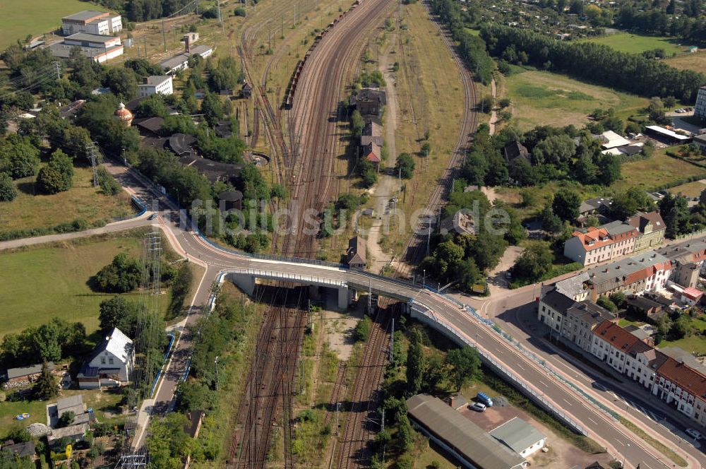 27.07.2009 aus der Vogelperspektive: Brücke über Eisenbahnstrecke zwischen Meinsdorf und Roßlau