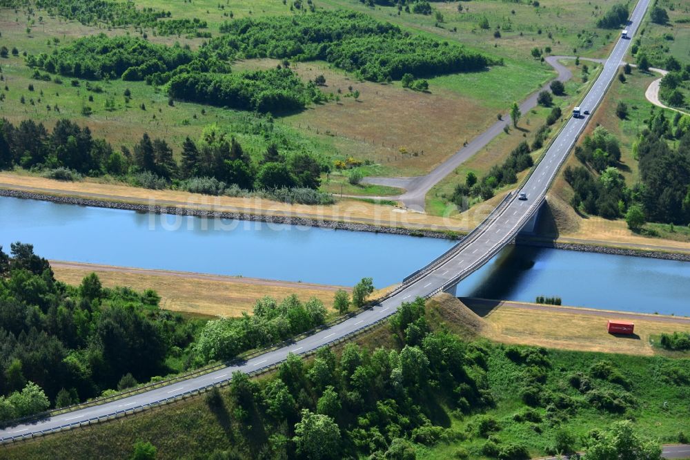 Hohenwarthe aus der Vogelperspektive: Brücke über dem Elbe-Havel-Kanal und Landesstraße L52 in Hohenwarthe im Bundesland Sachsen-Anhalt