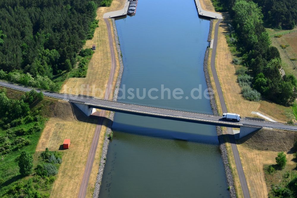 Hohenwarthe aus der Vogelperspektive: Brücke über dem Elbe-Havel-Kanal und Landesstraße L52 in Hohenwarthe im Bundesland Sachsen-Anhalt