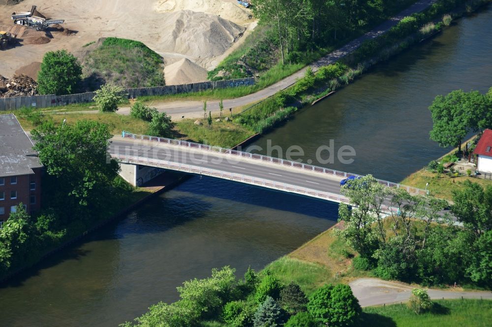 Burg (bei Magdeburg) von oben - Brücke über dem Elbe-Havel-Kanal im Norden von Burg (bei Magdeburg) im Bundesland Sachsen-Anhalt