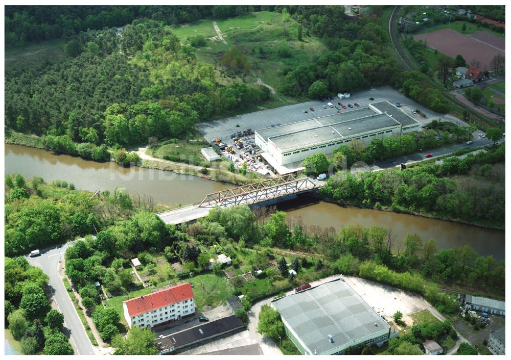 Luftaufnahme Genthin / Sachsen-Anhalt - Brücke über den Elbe-Havel-Kanal am Waschmittelwerk in Genthin - Ausgleichs- und Ersatzmaßnahmen am Wasserstraßenkreuz Magdeburg / Elbe-Havel-Kanal