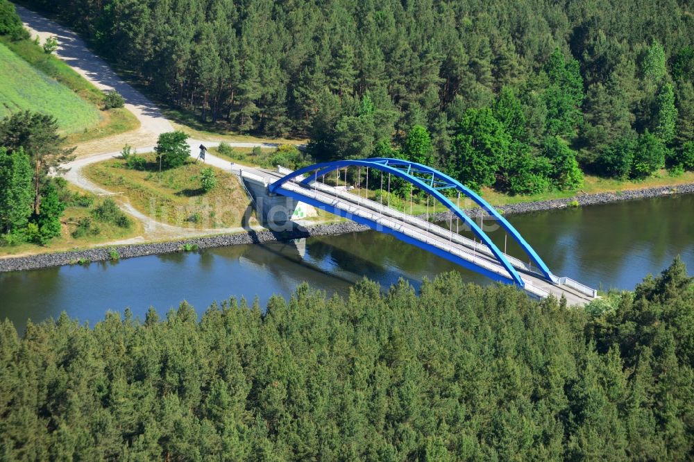 Luftaufnahme Burg (bei Magdeburg) - Brücke über dem Elbe-Havel-Kanal im Westen von Burg (bei Magdeburg) im Bundesland Sachsen-Anhalt