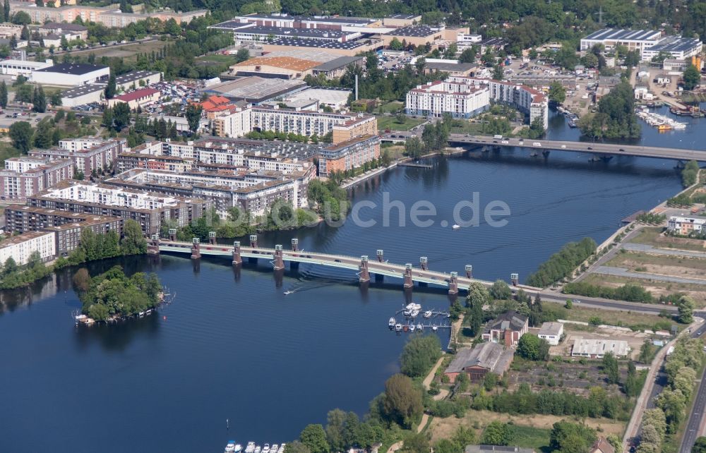 Luftbild Berlin - Brücke über die Ufer der Havel an der Wasserstadt Spandau in Berlin