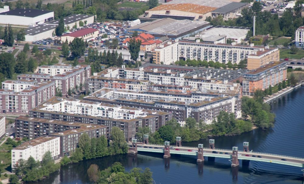 Luftaufnahme Berlin - Brücke über die Ufer der Havel an der Wasserstadt Spandau in Berlin