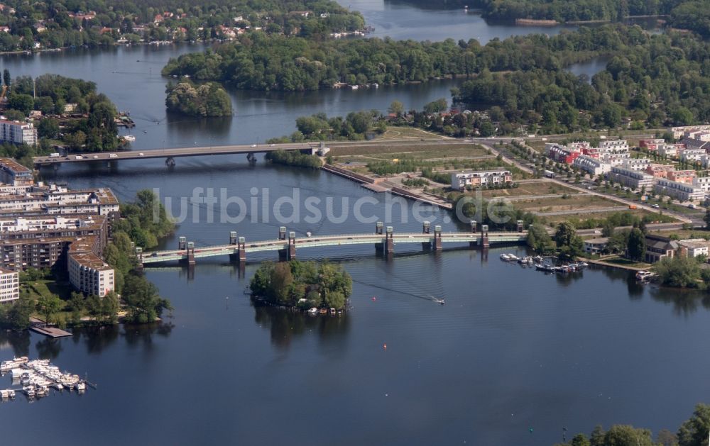 Luftbild Berlin - Brücke über die Ufer der Havel an der Wasserstadt Spandau in Berlin