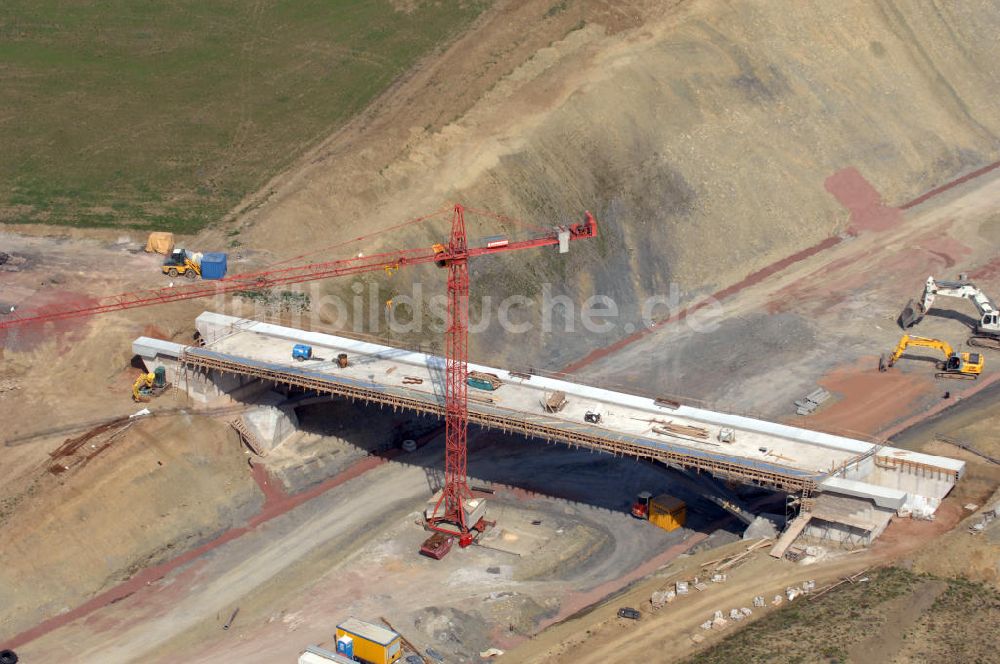 Madelungen aus der Vogelperspektive: Brücke über die A4 zwischen Stregda und Madelungen