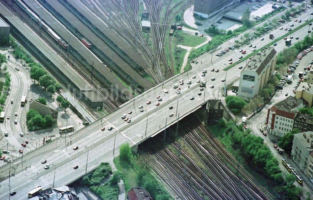 Berlin-Lichtenberg von oben - Brücke der B1 in am Bhf.Berlin-Lichtenberg.