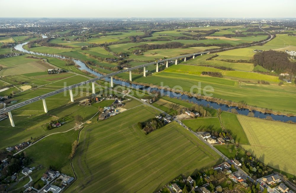 Luftaufnahme Mülheim an der Ruhr - Brücke an der Bundesautobahn in Mülheim an der Ruhr im Bundesland Nordrhein-Westfalen