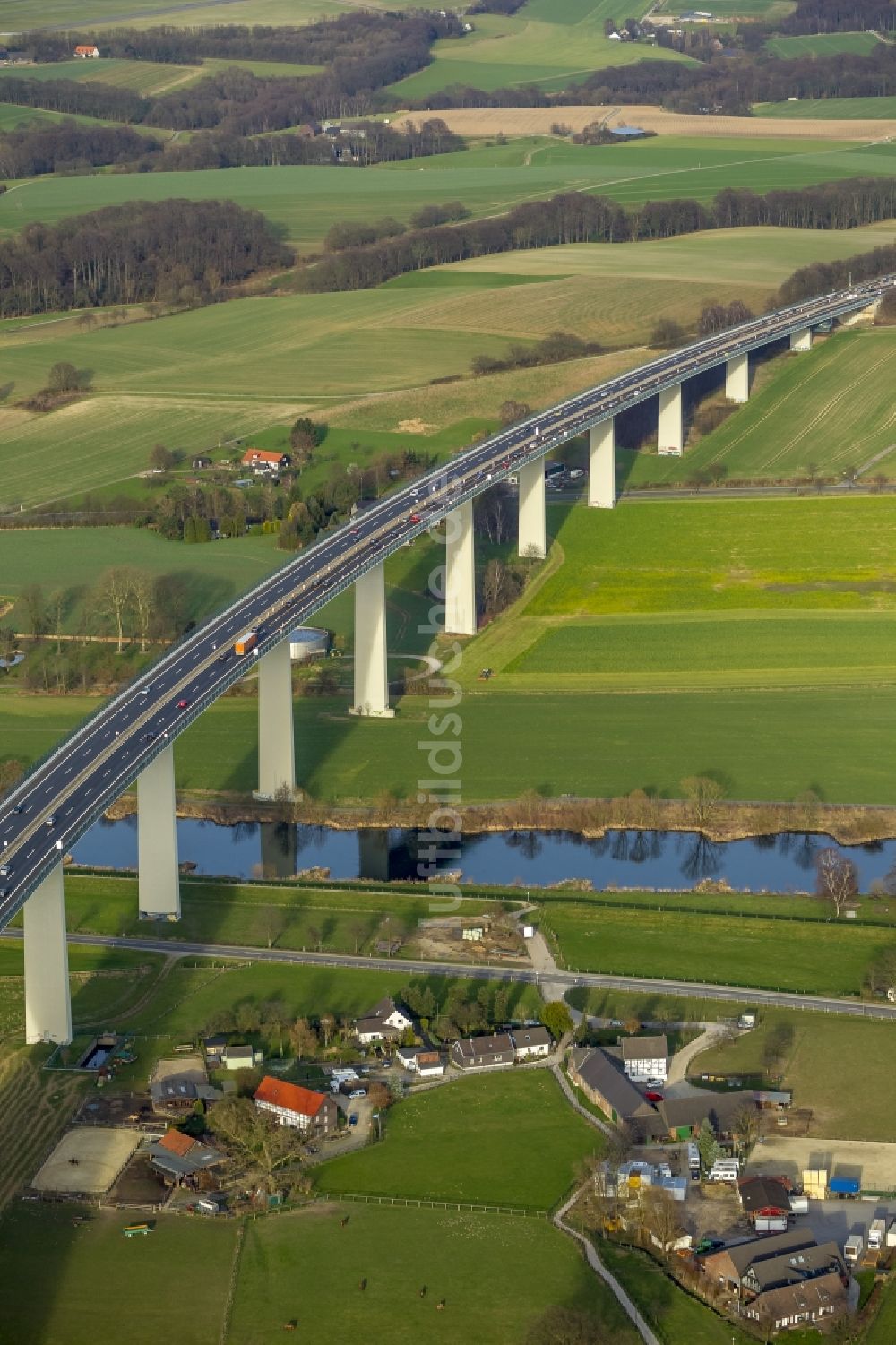 Mülheim an der Ruhr von oben - Brücke an der Bundesautobahn in Mülheim an der Ruhr im Bundesland Nordrhein-Westfalen